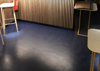 Bar con pavimento continuo decorativo